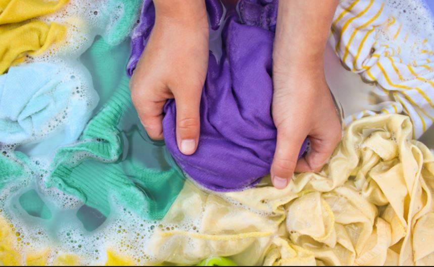 حيلة جديدة لإزالة بقع الزيت عن ملابسك... ضعي إصبع طبشور في حقيبتك