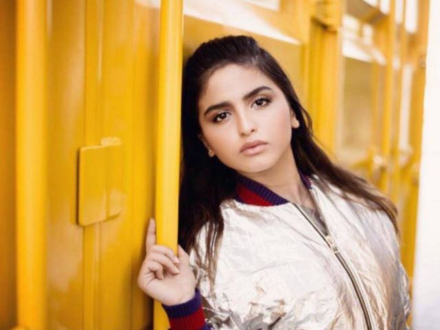 بالفيديو - حلا الترك تصدم الجميع بتصرفاتها... ضحك بصوت عالٍ وهل تطاولت على والدتها؟