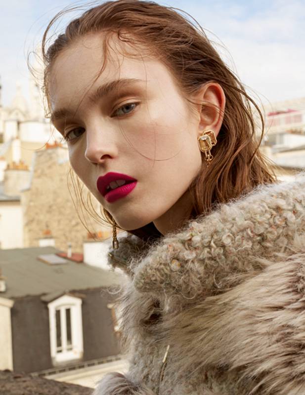 الماكياج:  • Stylo Ombre Et Contour 12 Contour Clair • Rouge Allure Liquid Powder 960 Avant-Gardiste  المجوهرات: أقراط الأذنين My Chain  من مجوهرات شانيل الراقية CHANEL Fine Jewelry