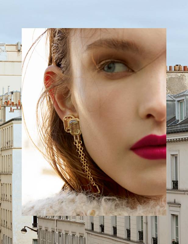 الماكياج:  • Stylo Ombre Et Contour 12 Contour Clair • Rouge Allure Liquid Powder 960 Avant-Gardiste  المجوهرات: أقراط الأذنين My Chain  من مجوهرات شانيل الراقية CHANEL Fine Jewelry