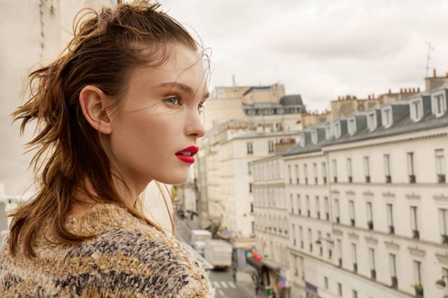 الماكياج:  • Stylo Ombre Et Contour 12 Contour Clair • Le Rouge Crayon De Couleur 259 Provocation