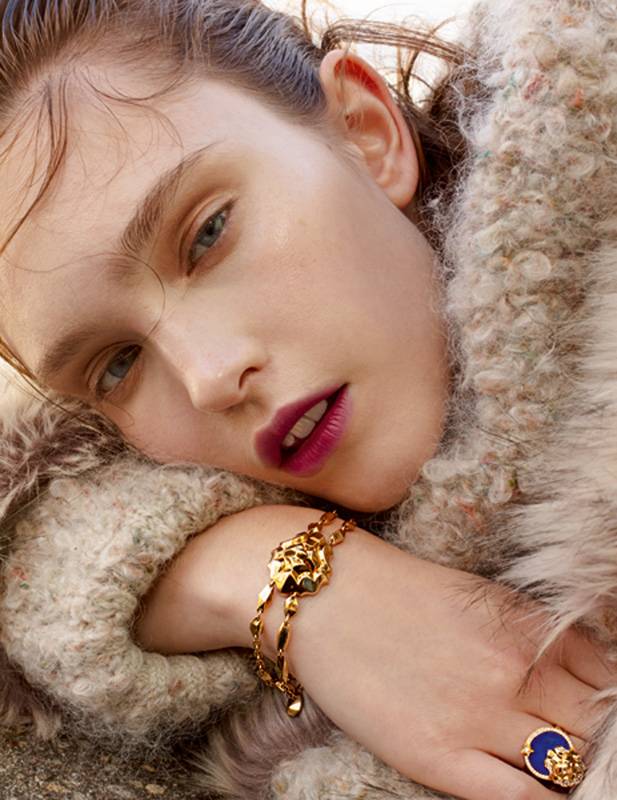 الماكياج: • Stylo Ombre Et Contour 12 Contour Clair •Rouge Allure Velvet Extrême In Epitome 114  المجوهرات: سوار Lion Pepite  وخاتم Lion Medaille  من مجوهرات شانيل الراقية CHANEL Fine Jewelry