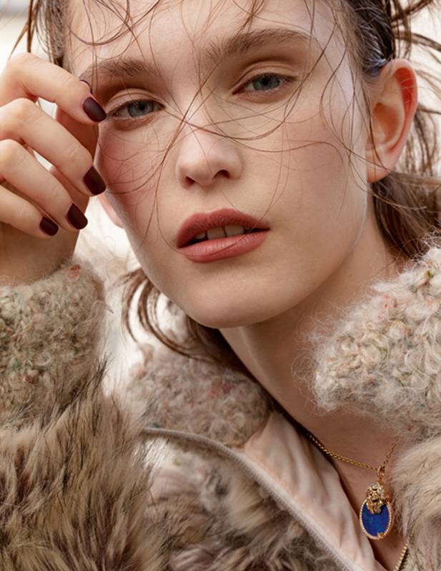 الماكياج:   • Stylo Ombre Et Contour 12 Contour Clair • Gradient lLips with Rouge Allure Ink In Serenity 68 And Melancholia 174 • Le Vernis Velvet 638 Profondeur المجوهرات: عقد Lion Medaille  من مجوهرات شانيل الراقية CHANEL Fine Jewelry