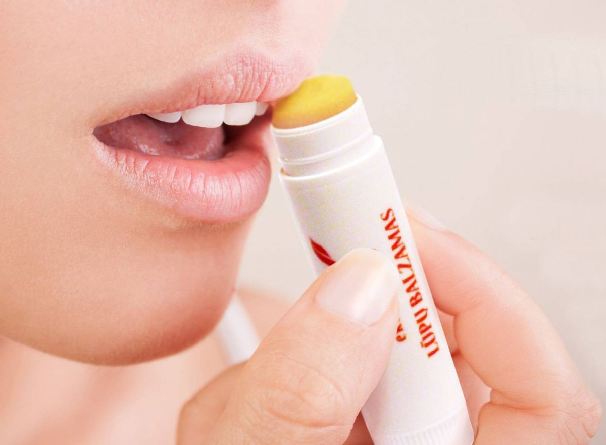 هكذا تستخدمين مرطب الشفاه لإزالة آثار الماسكارا عن محيط عينيك