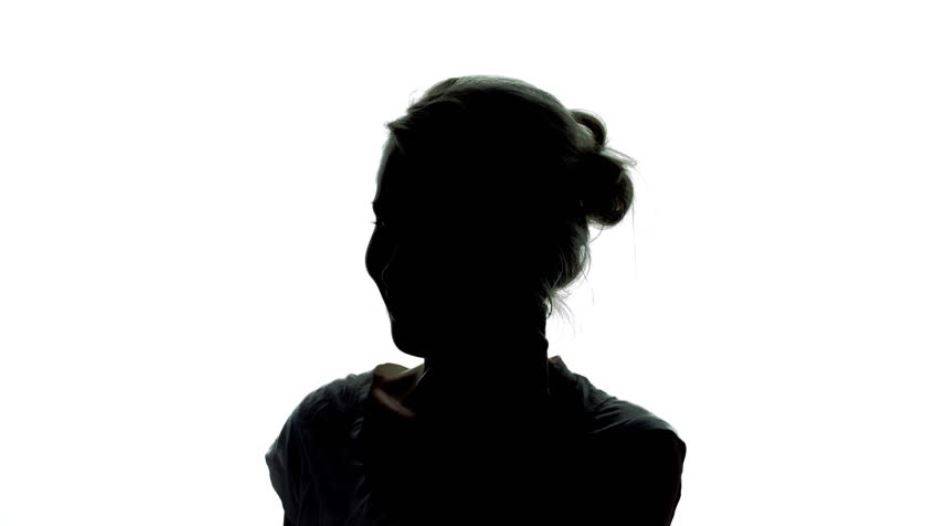 بالفيديو – بعد اعتزالها وحذف صورها من دون حجاب... فنانة خليجية تنزعه أمام الجميع