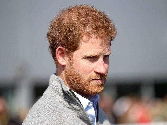 تعليق مؤثر جداً... هكذا واسى الأمير هاري طفلاً يتيم الأم مثله