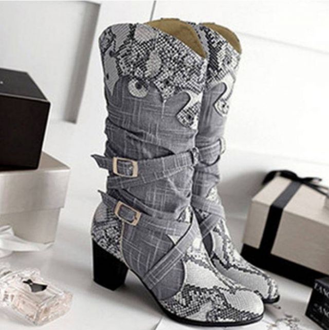 جلد الأفعى يجتاح موضة الأحذية والحقائب