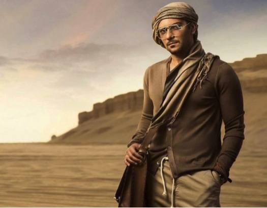 آسر ياسين يثير الدهشة بتحليقه فوق الأهرامات
