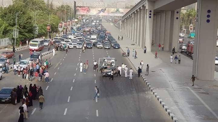بالصور - سقوط سيارة من جسر على طالبتين يودي بحياتهما في مصر