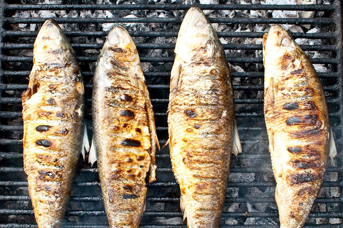 هكذا تمنعين السمك من الالتصاق بلوح الشواء... إدهنيه بهذا المكون