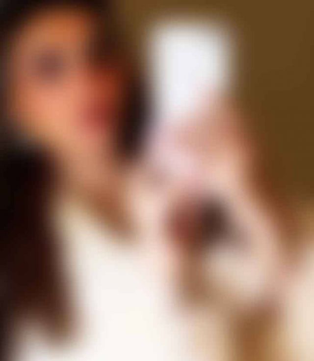 بالفيديو –فنانة خليجية تشعر بالخوف في عيادة تجميل... ما الذي حدث معها؟