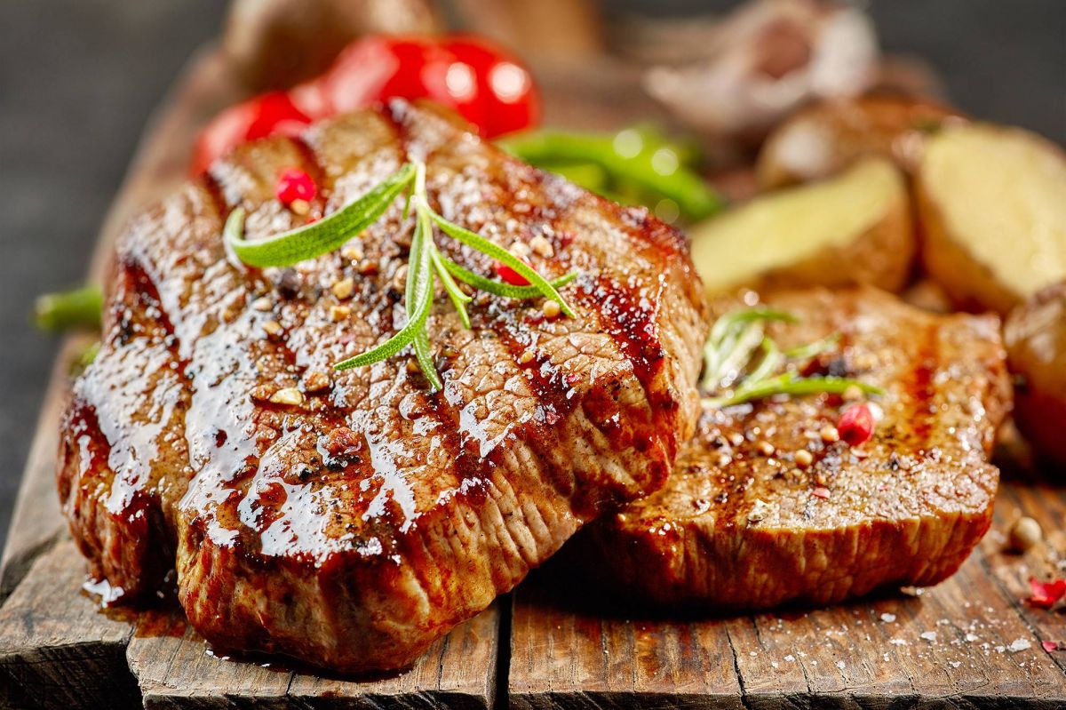 هل تريدين الحصول على لحم ستيك طرياً؟ استفيدي من قشور الموز بهذه الطريقة