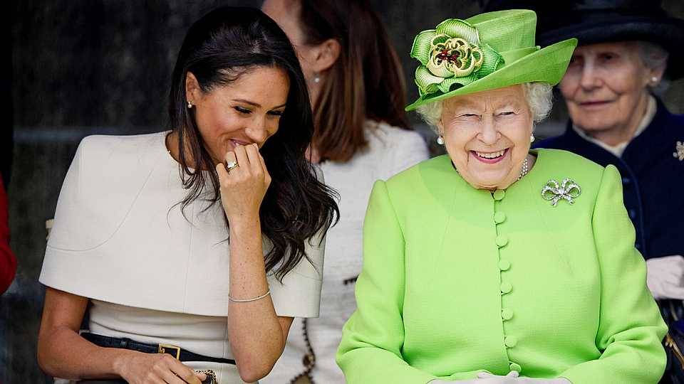 الملكة إليزابيث تقدم لميغان ماركل مفاجأة لم تحصل عليها كايت ميدلتون... لماذا ميّزت بينهما؟