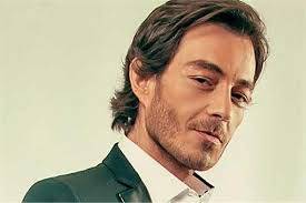 بعد سقوطه عن المسرح.. إليكم حالة أحمد زاهر الصحية