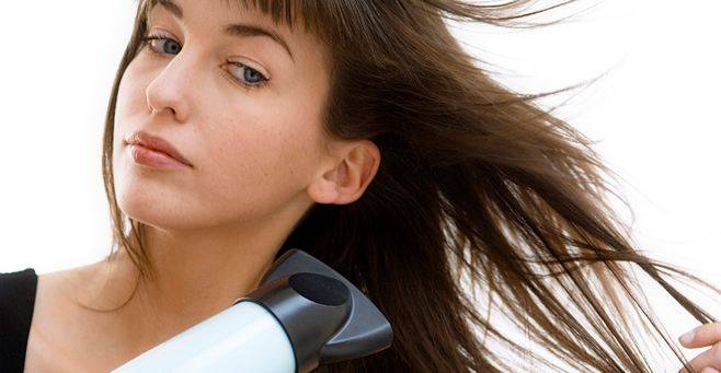 نصائح قيمة من مصفف شعر شهير... إليكم الطريقة الصحيحة لتجفيفه ومنع تقصفه