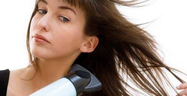 نصائح قيمة من مصفف شعر شهير... إليكم الطريقة الصحيحة لتجفيفه ومنع تقصفه