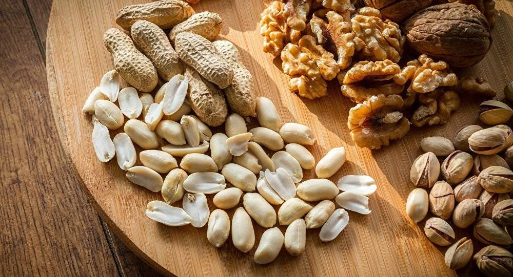 الأطباء يخفون الحقيقة.. مفاجأة غير معروفة عن علاقة المكسرات بالوزن