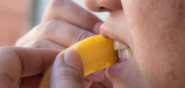 اكتشفي هنا فوائد قشر الموز لتبييض الأسنان