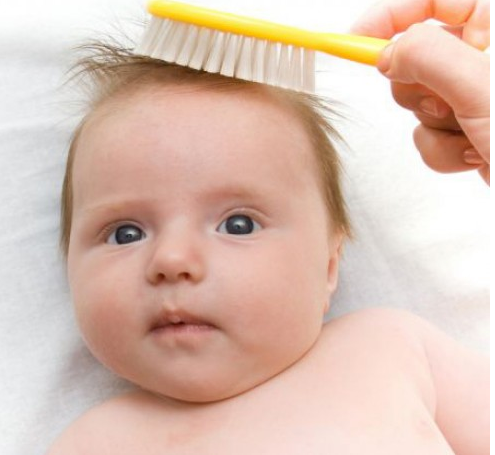 تساقط الشعر عند الأطفال.. مشكلة طبيعية أم مرض؟