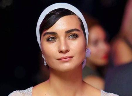 بالصور - توبا بويوكستون باطلالة غير موقفة وسيئة مع حبيبها