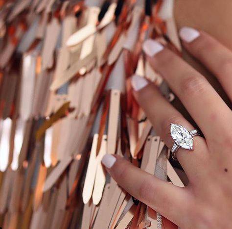 بالفيديو - نجمة خليجية تعلن زواجها بشكل مفاجئ.. وسعر خاتم زفافها خيالي!