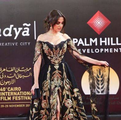 بالصور - نجمات يعتمدن التسريحة نفسها في مهرجان القاهرة
