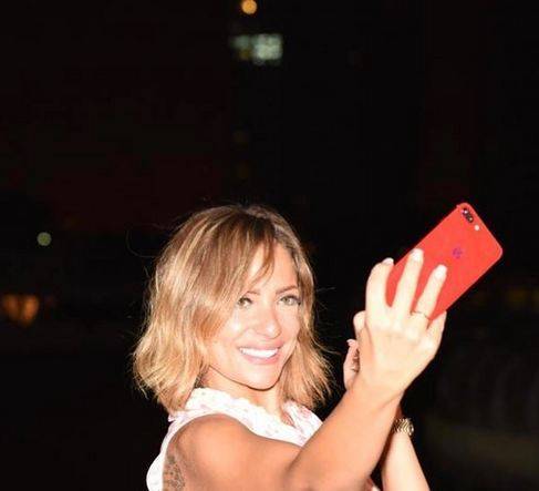 بالصور - شقيقة ريم البارودي تثير الجدل... لا تشبهها أبداً