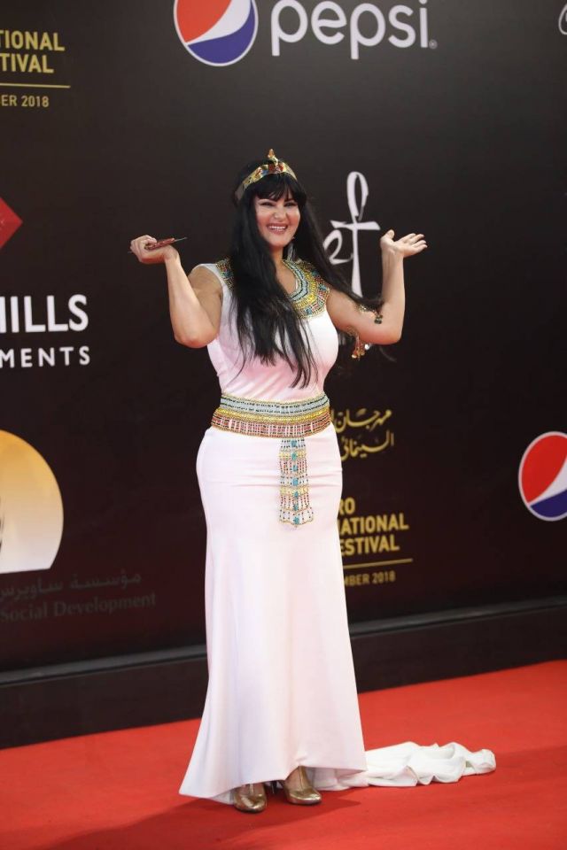 بالصور - سما المصري تستفز الجميع بحضور مهرجان القاهرة وتثير ضجة بإطلالتها الغريبة