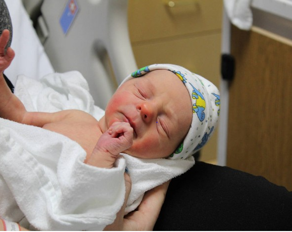 أيهما أفضل لصحة الطفل.. الولادة في المنزل أم في المستشفى؟