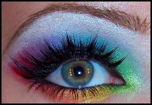 هل تعلمين أن لكل حالة نفسية لون ظلال عيون خاص؟ جربيها