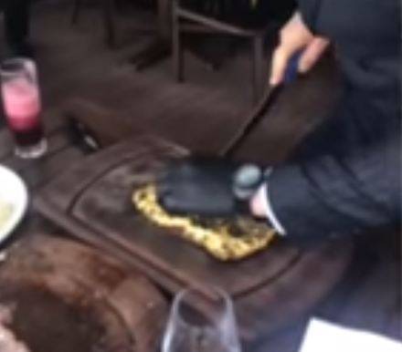 بالفيديو - بعد مهاجمته بسبب اللحم المغطى بالذهب.. فنان كويتي يرد ويستفز منتقديه