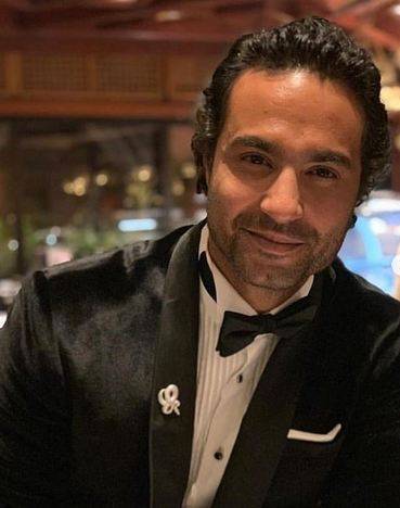 بالصور - زوجة كريم فهمي تخطف الأنظار بجمالها.. ونظراته لها تشعل مواقع التواصل