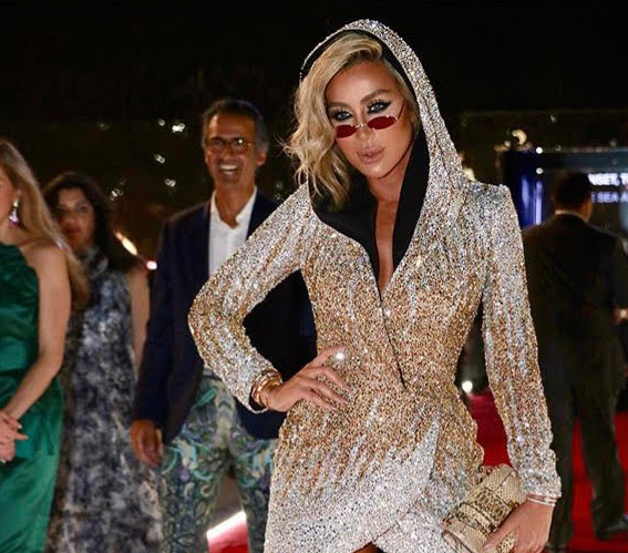 فستان مايا دياب القصير يقسم الجمهور بين مؤيد ومعارض