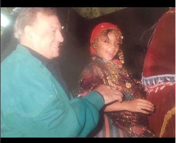 هذه الطفلة التي تظهر مع فريد شوقي أصبحت نجمة مثيرة للجدل.. من هي؟