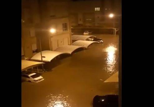 بالفيديو - شاهدوا كيف غرق منزل نجمة خليجية بسبب الفيضانات