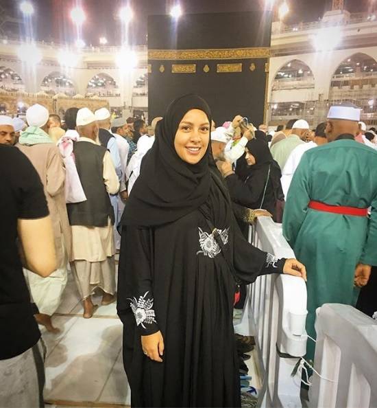 بالصورة - نيرمين ماهر من أمام الكعبة المشرفة: 