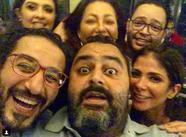 بالفيديو-  كيف احتفل أحمد حلمي ومنى زكي بيوم ميلادهما ومن كان معهما؟
