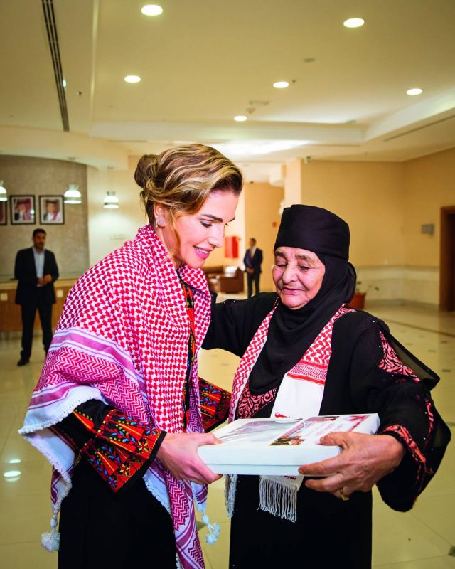 الملكة رانيا العبدالله تلتقي عدداً من الفعاليات النسائية في معان الأردنية
