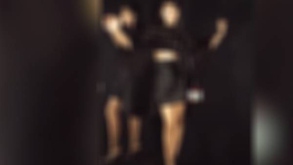 بالفيديو - نجمات تألقن وآخريات أخطأن بأزيائهن... من اختارت التنورة القصيرة وكشفت بطنها؟