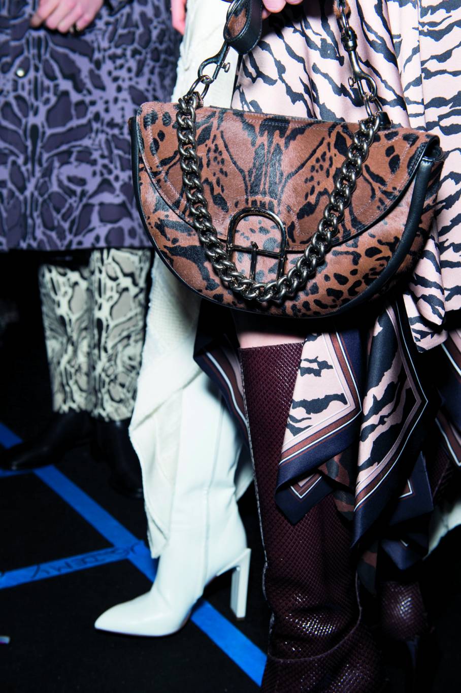 Roberto Cavalli تصاميم تزخر بالتفاصيل الجذابة والأشكال المميزة