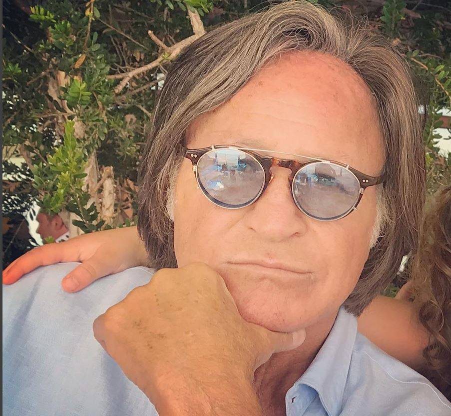 والد جيجي وبيلا حديد في مأزق كبير... فضيحة من العيار الثقيل مع شابة في سنّهما