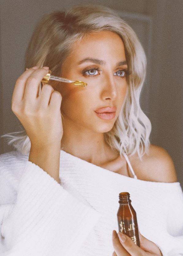 بالفيديو –مودل روز تطبّق قناعاً باهظ الثمن على بشرتها... ما الذي اكتشفته وصدمها؟