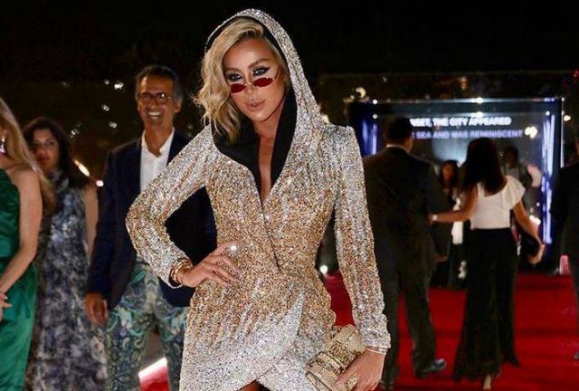 بالفيديو – مايا دياب في موقف محرج مع هؤلاء النجوم... لماذا اختفت ابتسامتها وبدا عليها الانزعاج؟