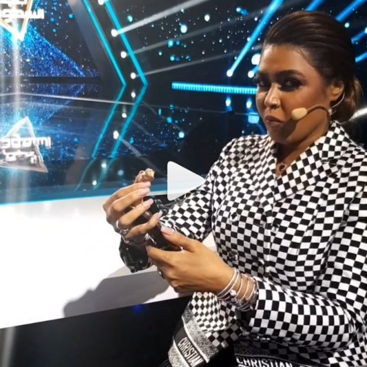 بالفيديو- على طريقة أحلام... هذا ما طلبته وعد للأكل على مسرح 