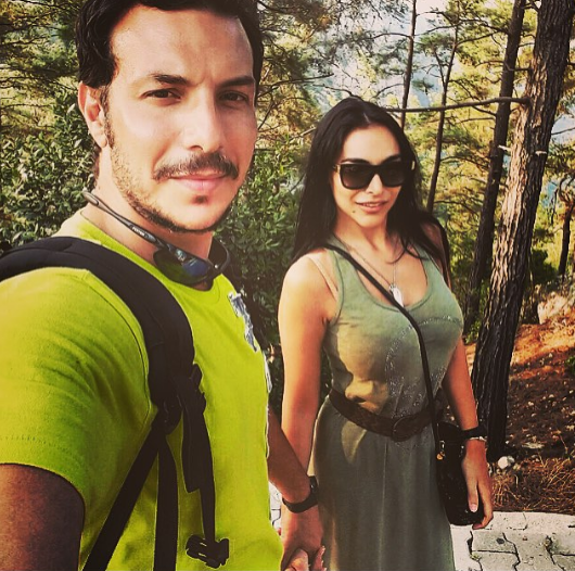 بالصور - زوجة باسل خياط تخطف الأضواء بفستانها الضيق القصير الذي أظهر حملها