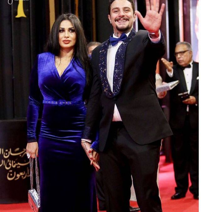 بالفيديو – بعد القبلات أحمد الفيشاوي يقوم بتصرف جديد صادم... لماذا ركع أمام زوجته؟