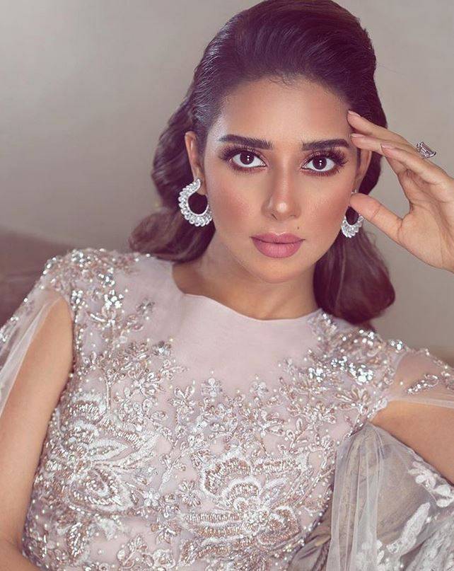 بالفيديو – شاهدوا معجبة نسخة طبق الأصل عن بلقيس... لن تميزوا بينهما