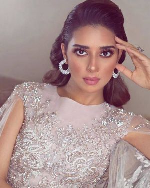 بالفيديو – شاهدوا معجبة نسخة طبق الأصل عن بلقيس... لن تميزوا بينهما