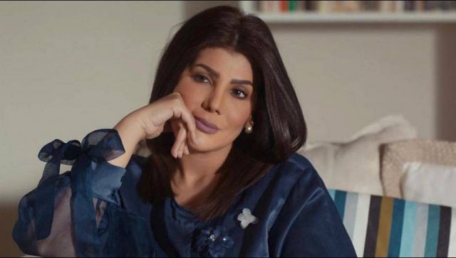 بالفيديو – شاهدوا ماذا حدث لشعر إلهام الفضالة بعد حفل زفاف ابنتها... منكوش وغير مسرّح!