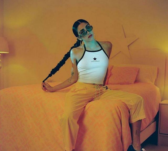 بالصور - إبنة مادونا تثير فضيحة بملابس شفافة وشعر زائد... شاهدوها